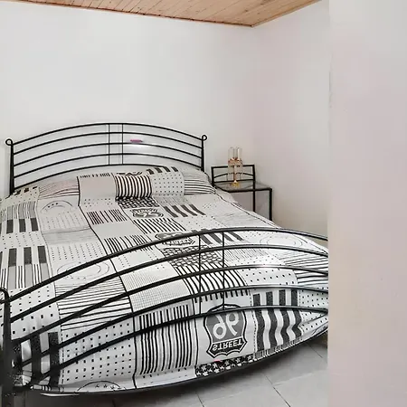 בית נופש Comfortable House In With Garden